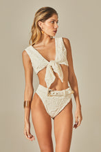 Załaduj obraz do przeglądarki galerii, Model Front: Empress Bottom Bottom Beatriz Bikini Off White Floral Texture
