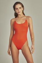 Załaduj obraz do przeglądarki galerii, Model Front: Empress One-Piece Desiree Body Coral Red Luxor