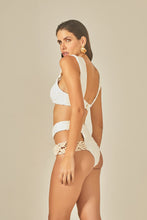 Załaduj obraz do przeglądarki galerii, Model Back: Empress Set Set Offwhite Sloane