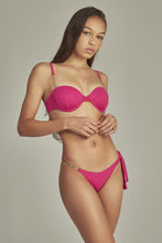 Załaduj obraz do przeglądarki galerii, Model Front: Empress Set Bikini Agatha Fuchsia Pink