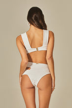 Załaduj obraz do przeglądarki galerii, Model Back: Empress Bottom Bottom Hoop Sloane White Tweed Texture