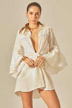 Załaduj obraz do przeglądarki galerii, Model Front: Empress Shirtdress Offwhite Camisa Claire