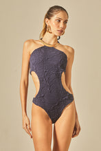 Załaduj obraz do przeglądarki galerii, Model Front: Empress One-Piece Tex-Azul-Marinho Body Bardot
