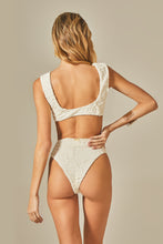 Załaduj obraz do przeglądarki galerii, Model Back: Empress Bottom Bottom Beatriz Bikini Off White Floral Texture
