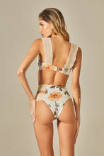 Załaduj obraz do przeglądarki galerii, Model Back: Empress Set Sloane Rose Print
