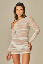 Załaduj obraz do przeglądarki galerii, Model Front: Empress Mini Dress Yasmin Dress White Tule
